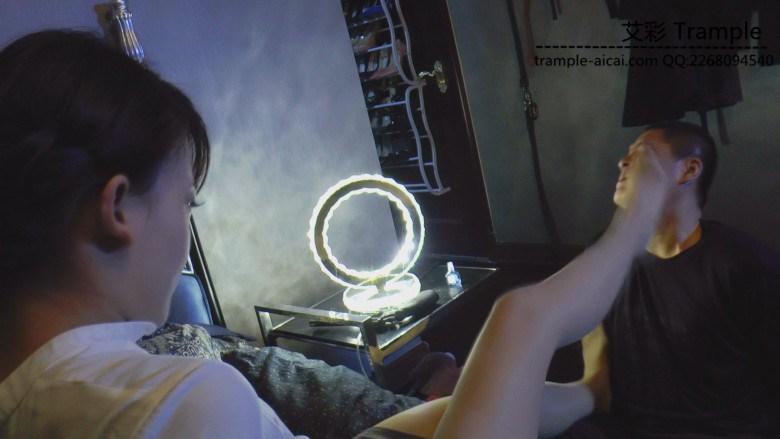 馨雨肉丝舔脚踹脸