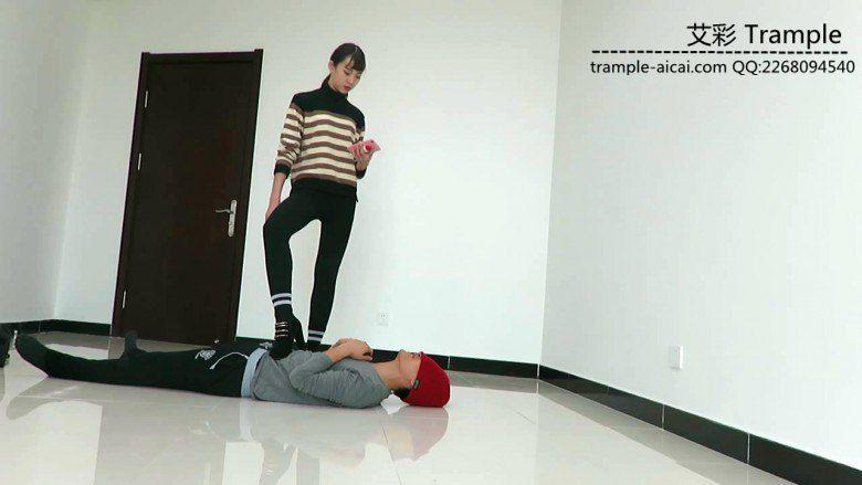 00后女主高跟踩踹贱狗身体下体！