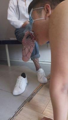 性感丝袜美脚 舔脏鞋底