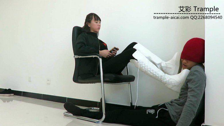 00后天使女主白色长靴打贱狗脸，舔靴底，踩下体各种羞辱！