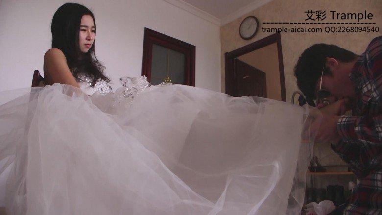 艾丝女王–穿着婚纱调教自己的老公小贱狗