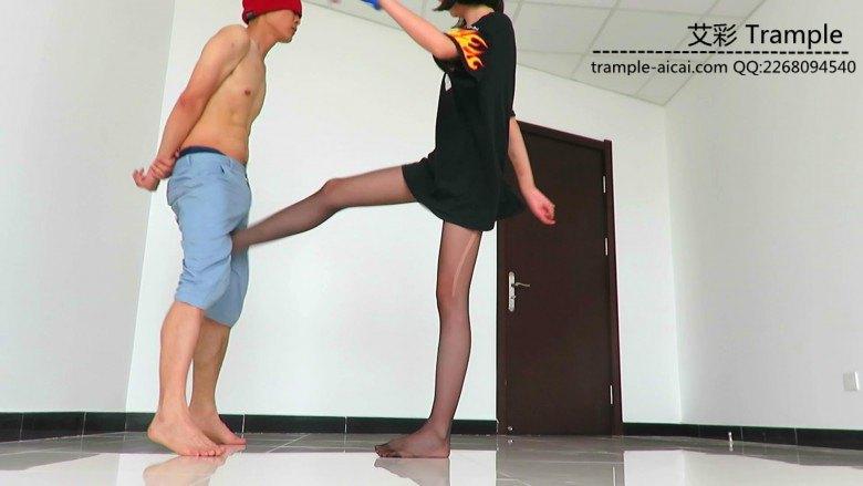 00后天使女主黑丝踢踹裆部膝顶下面！