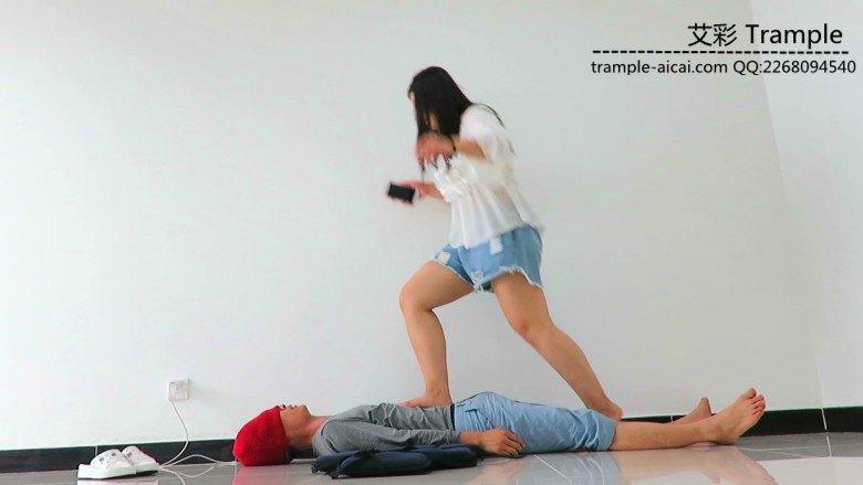 双胖主听音乐在贱狗身上韵律踩踏！