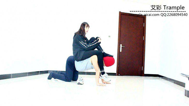 00后天使女主骑乘散步，臭棉袜堵脸踩下体！