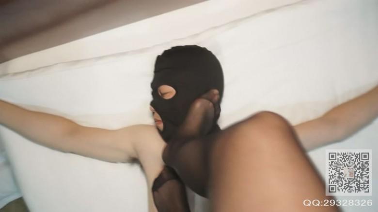 美诺女主在卫生间对贱奴的踩踏喂食