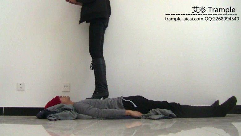 00后天使女主高跟长靴践踏贱狗，玩弄下体，全体重踩踏！