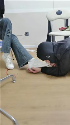 【文文文文】舔素人的小白鞋-踢踹踩 JS250227-7