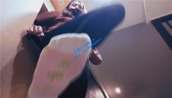 想不想钻进我穿了半个月的臭袜子里面