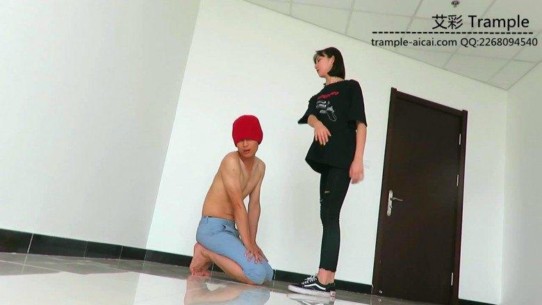 00后女主左手开工打耳光骑跨贱狗！