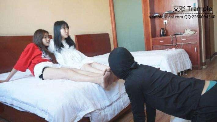 舔两位大一学生的原味裸足