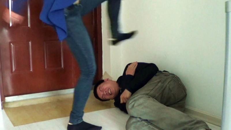 黑冰女神 皮靴黑棉袜 踹爆内脏踩断肋骨