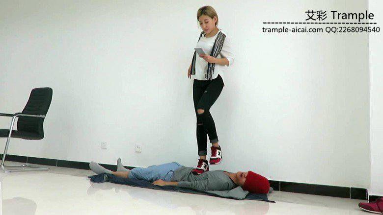 冰冰女主运动鞋蹦跳践踏贱狗身体下体！
