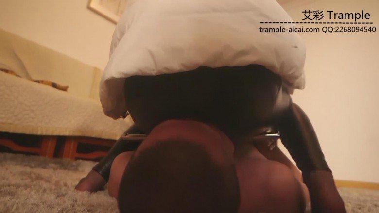 艾丝女王—–皮裤黑丝玩弄贱狗