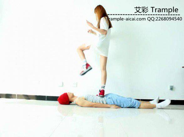 00后天使女主坐肚子，踩下体蹦跳踩全身！