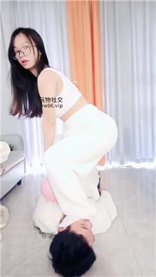 【南月女神】白袜踩踏-阳台下跪伺候 JS250218-1