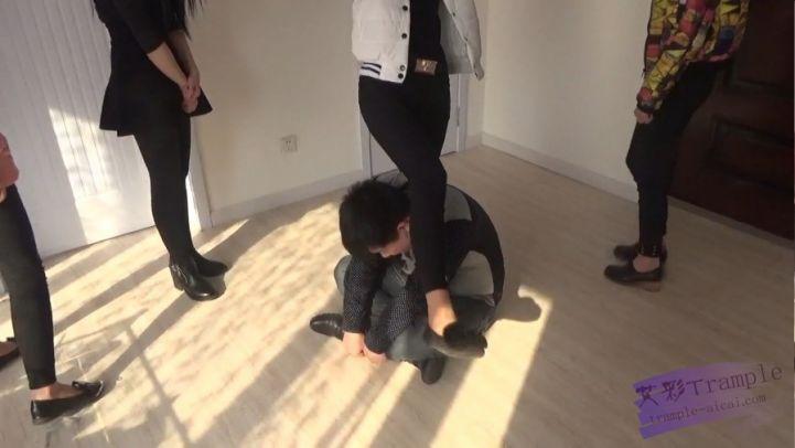 多主踢打舔鞋精彩不断