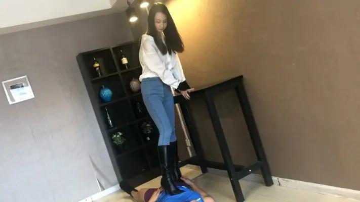 雯婷女神高筒靴调教