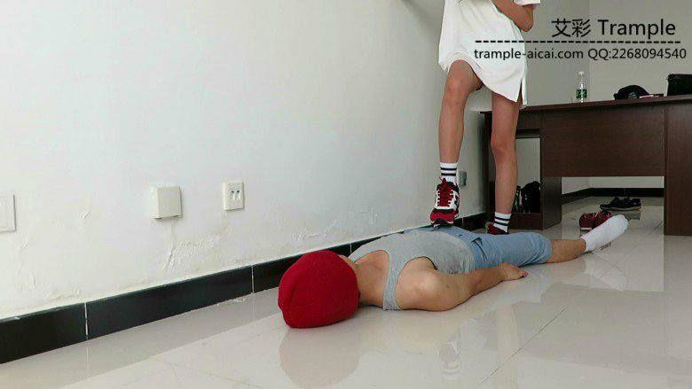 00后天使女主坐肚子，踩下体蹦跳踩全身！