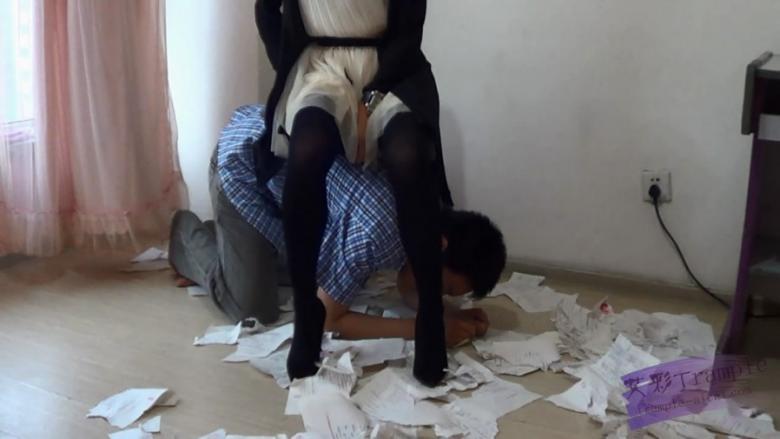 黑冰S 黑丝高跟踩碎卷子欺负书呆子