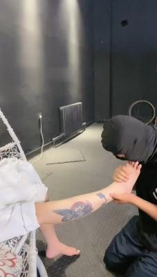 【冰诺】掐乳/舔高跟裸足/插嘴