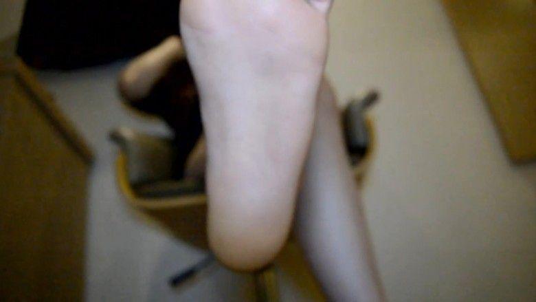 『奴隶岛』—第一视角舔脚发射POV（黄色丝袜、裸足）