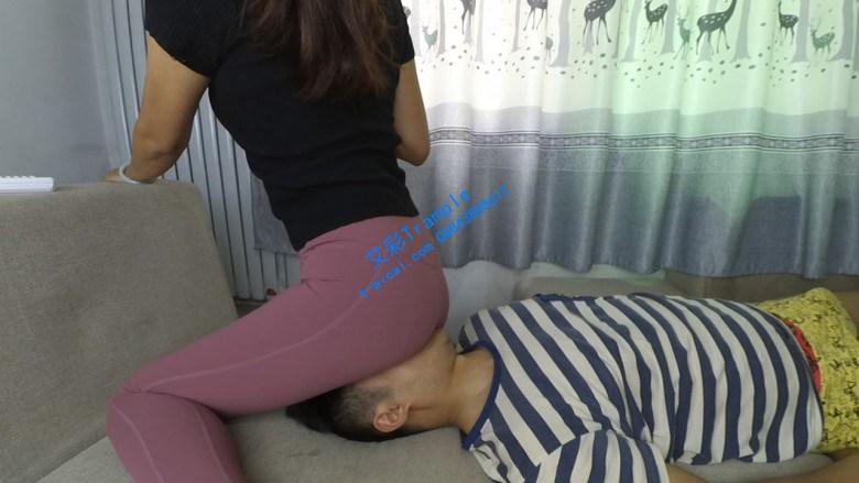 女主日常健身后坐脸休息