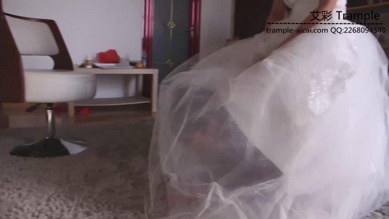 艾丝女王–穿着婚纱调教自己的老公小贱狗