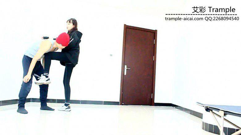 00后天使女主踢裆钻跨暴打羞辱贱狗！