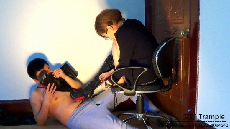 黑冰踩着脸喂脚趾甲 舔靴底