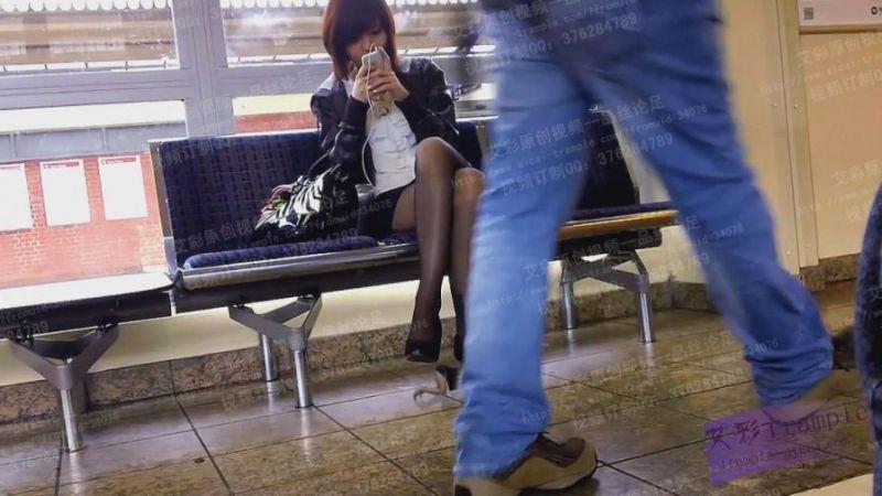 偷拍候车室黑丝妹妹的“小贱人”檫鞋器