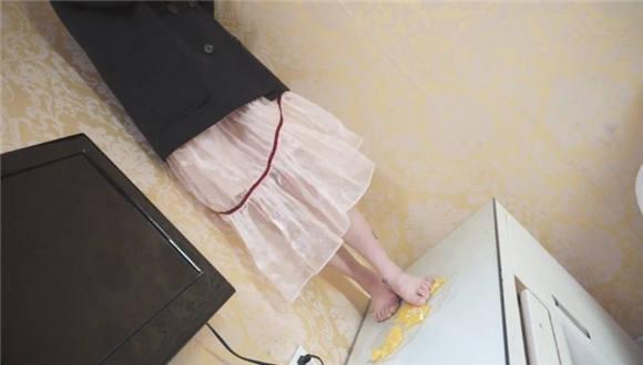 舞蹈演员晓晓的裸足踩水果脚喂食