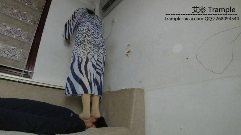 网上买的“光腿神器”打底裤袜踩踏