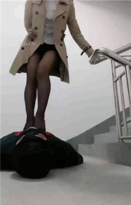 【梦樱】户外楼梯间-转胯/耳光/踩踏/鞭打