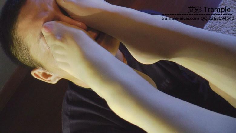 馨雨肉丝舔脚踹脸