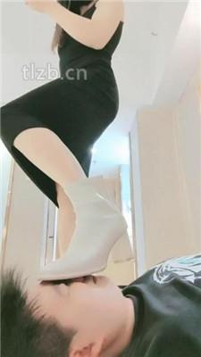 【妮蔻】短靴女神碾压踩/胯下辱/清理脏鞋/深喉/黑船袜捂脸