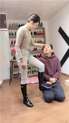 【冰诺】长靴踢踹踩虐/脚插嘴/物化座椅