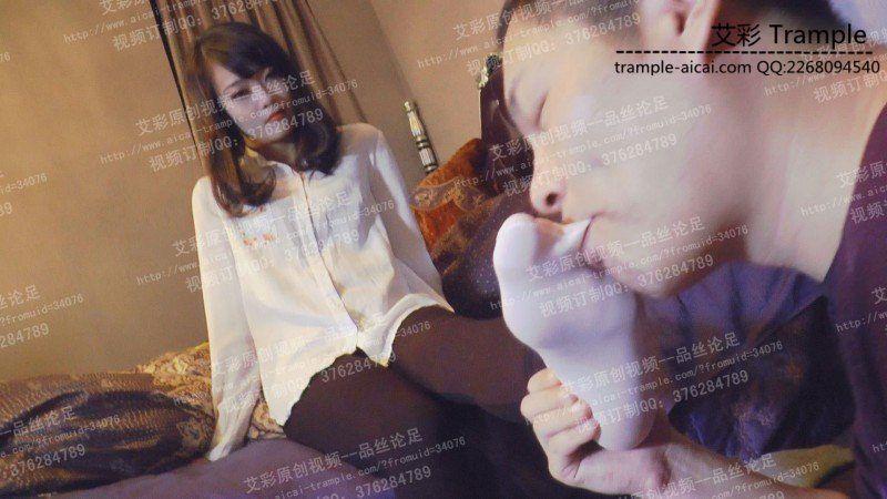 馨雨裸足短白丝