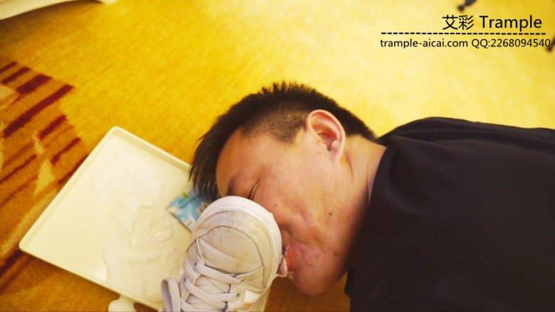 希雨运动鞋船袜裸足喂食