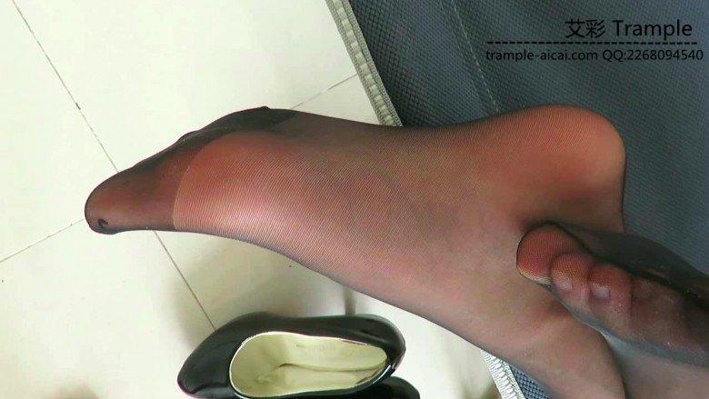 跪舔00后女主熟睡中的黑丝高跟对高跟膜拜！