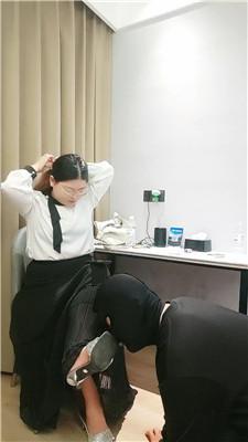 【东营青青】插嘴啃吃臭脚丫-吃烟灰 JS250413-12