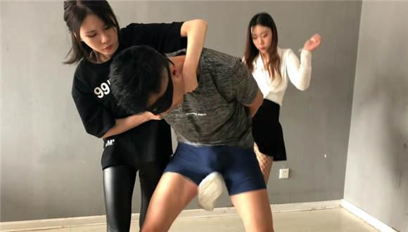 〖碎蛋娇娃〗美女联合闺蜜惩治内衣贼