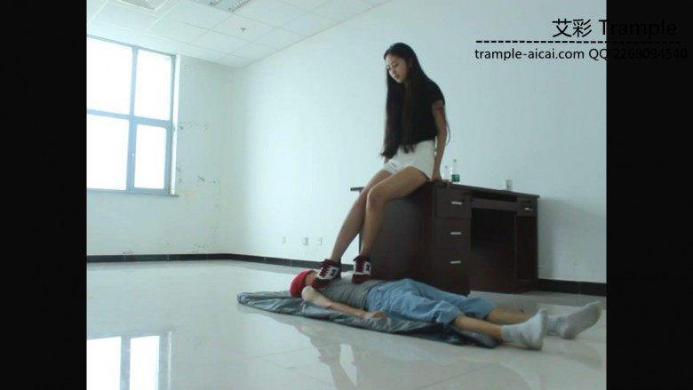 超漂亮天依女主运动鞋踩贱狗下体身体！