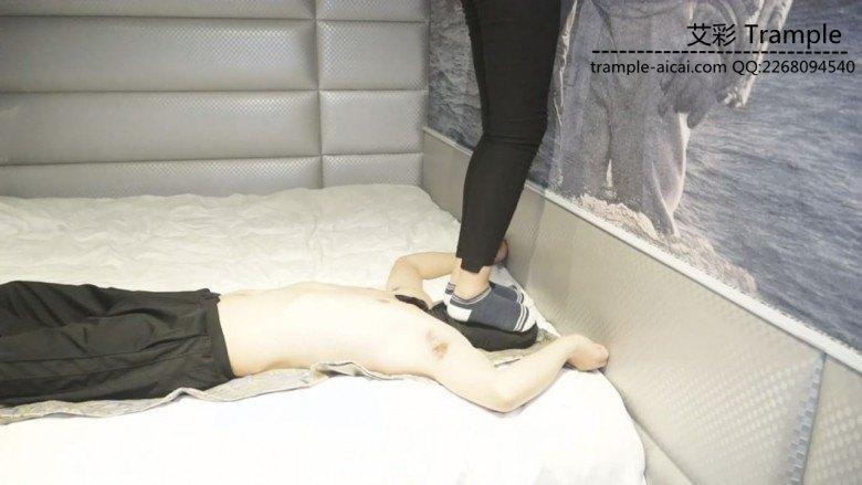 某大型商场前台销售文员的第一次踩踏