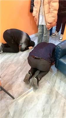 【伊潼】麻将桌底下两条贱奴伺候 JS250106-15