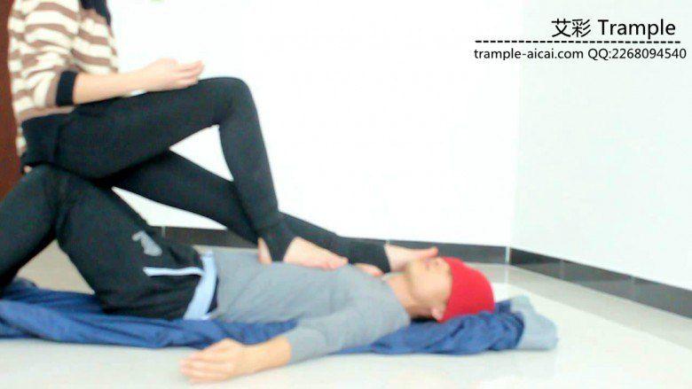 窒息!00后女主运动鞋,踩脚裤棉袜,裸足捂脸堵嘴! 窒息!00后女主运动鞋,踩脚裤棉袜,裸足捂脸堵嘴!