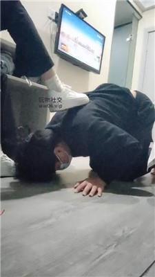 【沐沐大大】小白鞋白袜踩踏喂食 JS250306-21