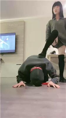 【颜值S】给狗子立规矩–耳光/鞭打/踢踹口水