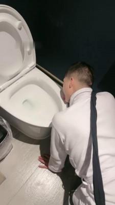 【调教视频】【辣妈】小白鞋碾压-骑马踢裆/舔地上浓痰/腿绞掐脖窒息