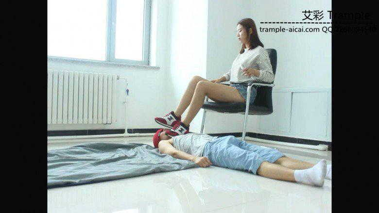 甜美媛媛女主运动鞋调教贱狗！