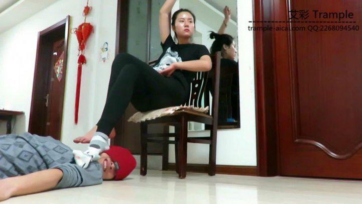 甜美媛媛女主棉袜+踩脚裤虐玩贱狗身体！